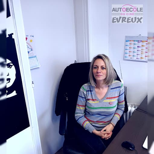 Emma, gérante de l'Auto École du Ciné Évreux